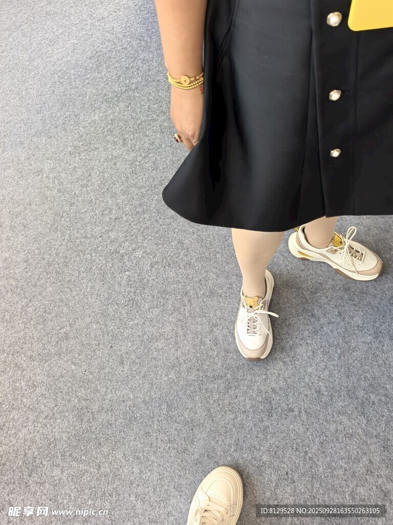 黑色裙裝搭配白色鞋子