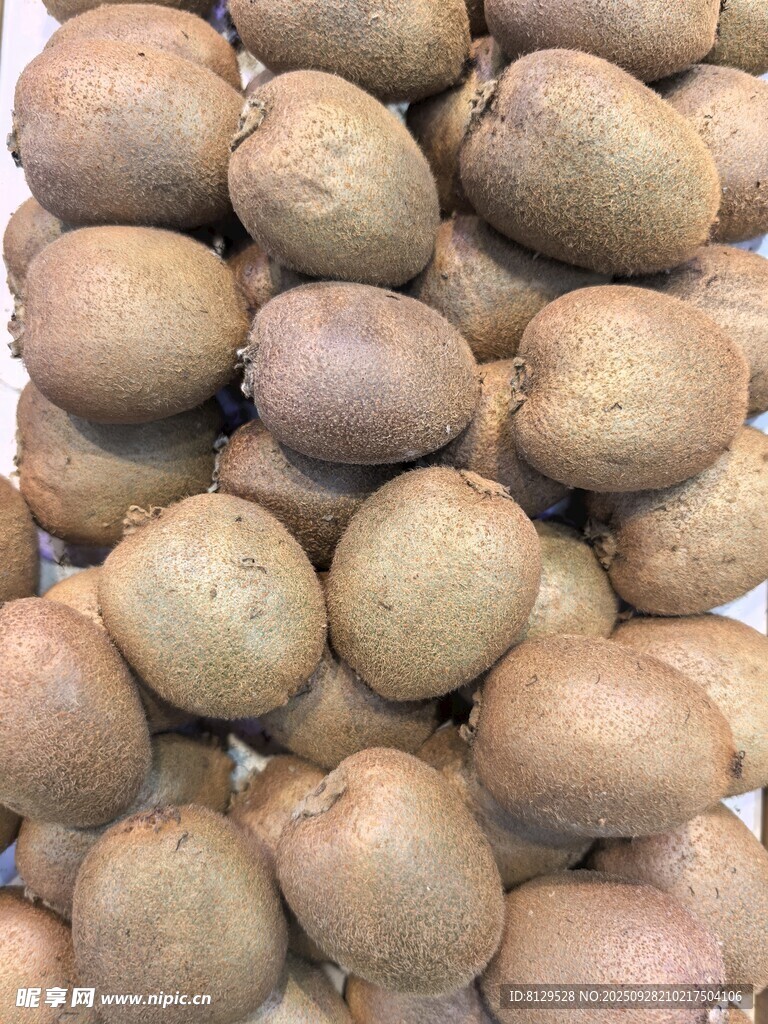 一堆新鮮的獼猴桃