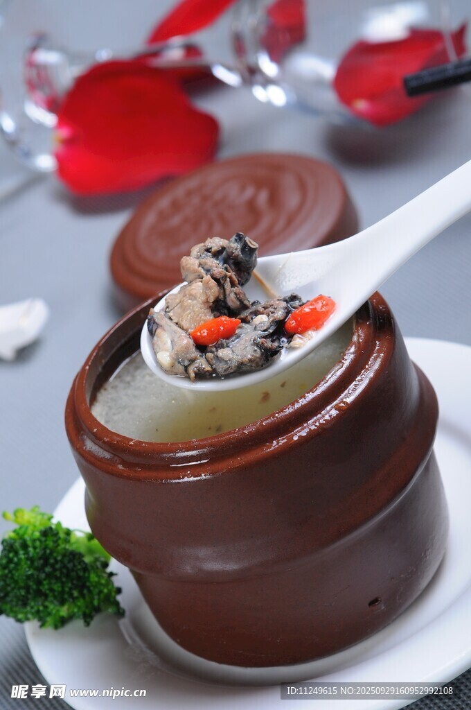 養(yǎng)顏烏雞湯
