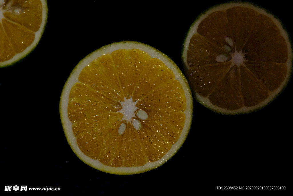 切片橙子在黑色背景展示
