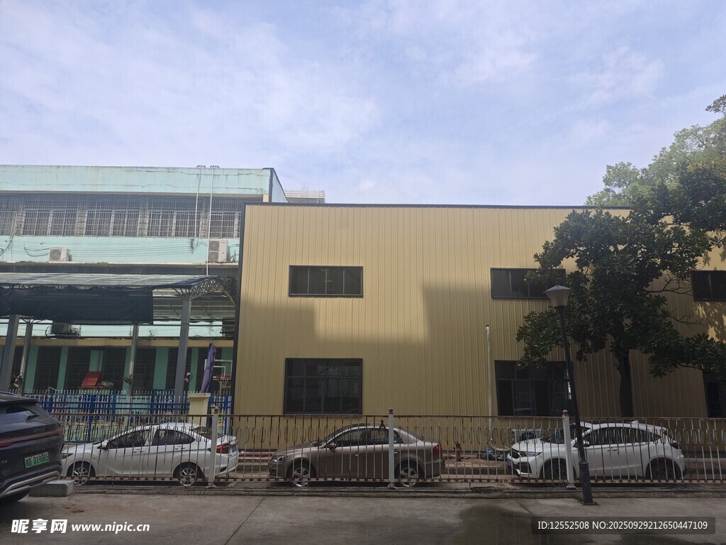 黃色建筑外停放多輛汽車(chē)