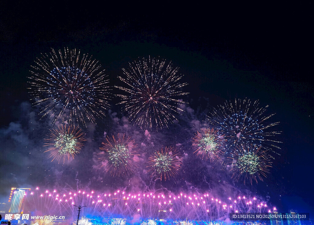 絢麗煙花點(diǎn)亮璀璨夜空