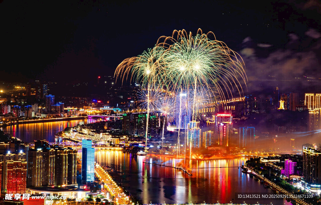 城市夜空絢爛煙花綻放