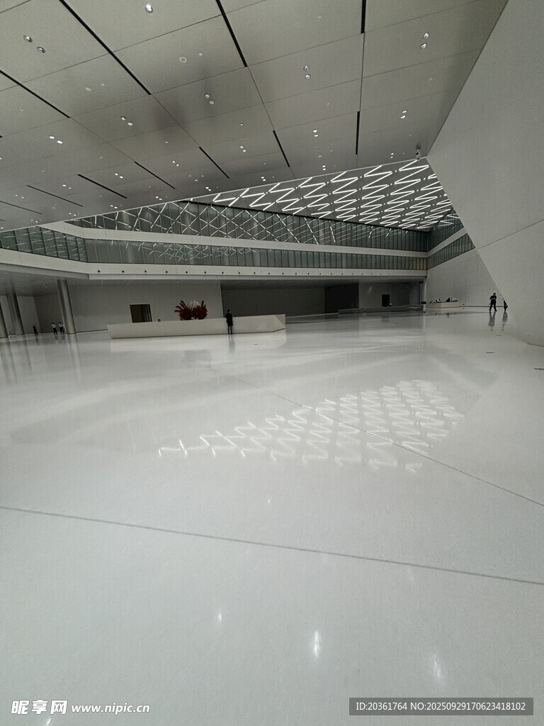 現(xiàn)代寬敞的室內(nèi)空間場景