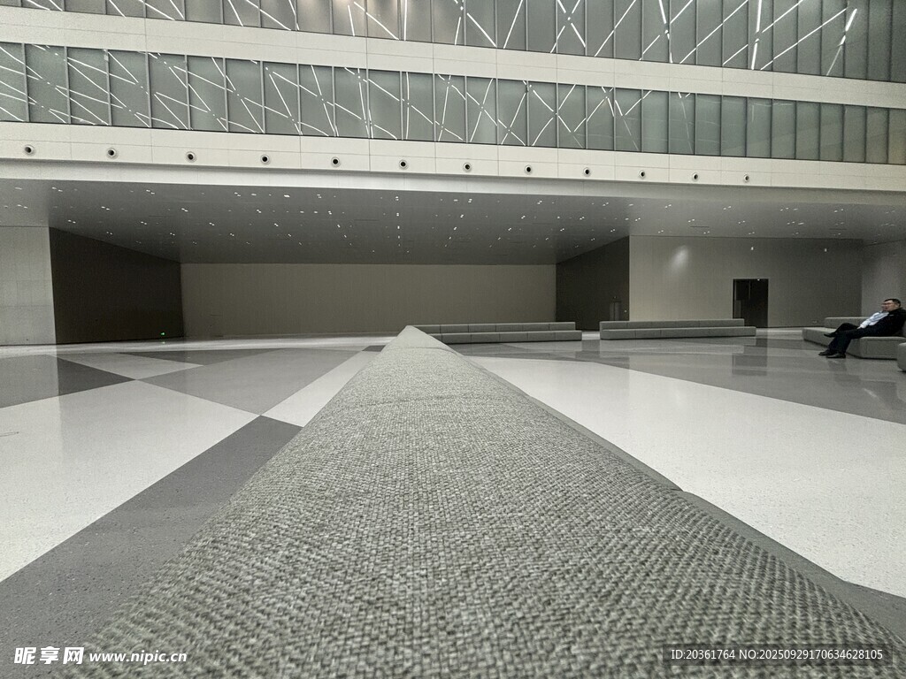 寬敞現(xiàn)代的室內(nèi)空間場景