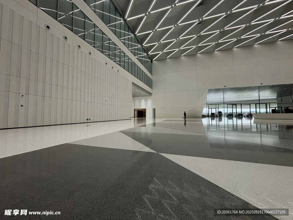 現(xiàn)代寬敞室內空間場景