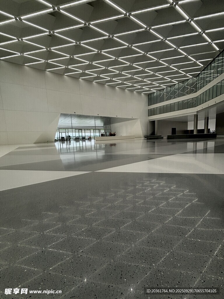 現(xiàn)代寬敞室內(nèi)大廳空間