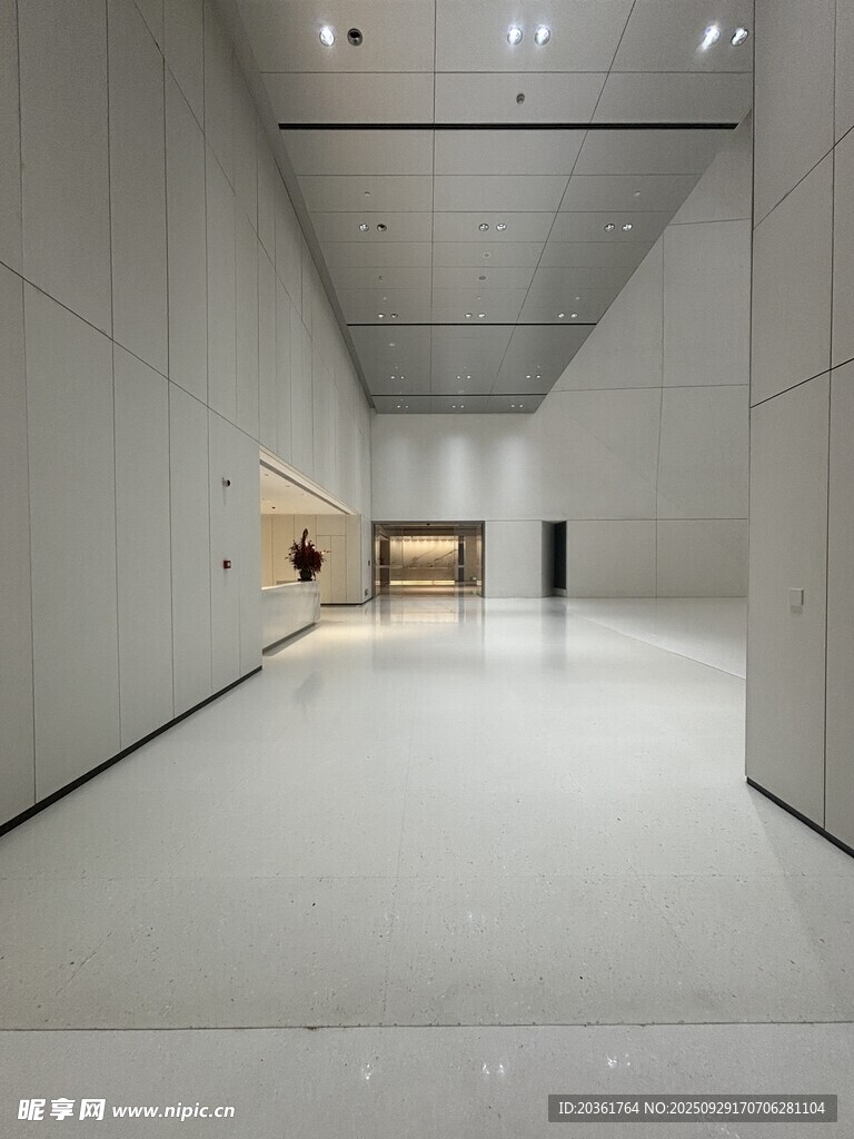 空曠現(xiàn)代藝術(shù)展廳走廊