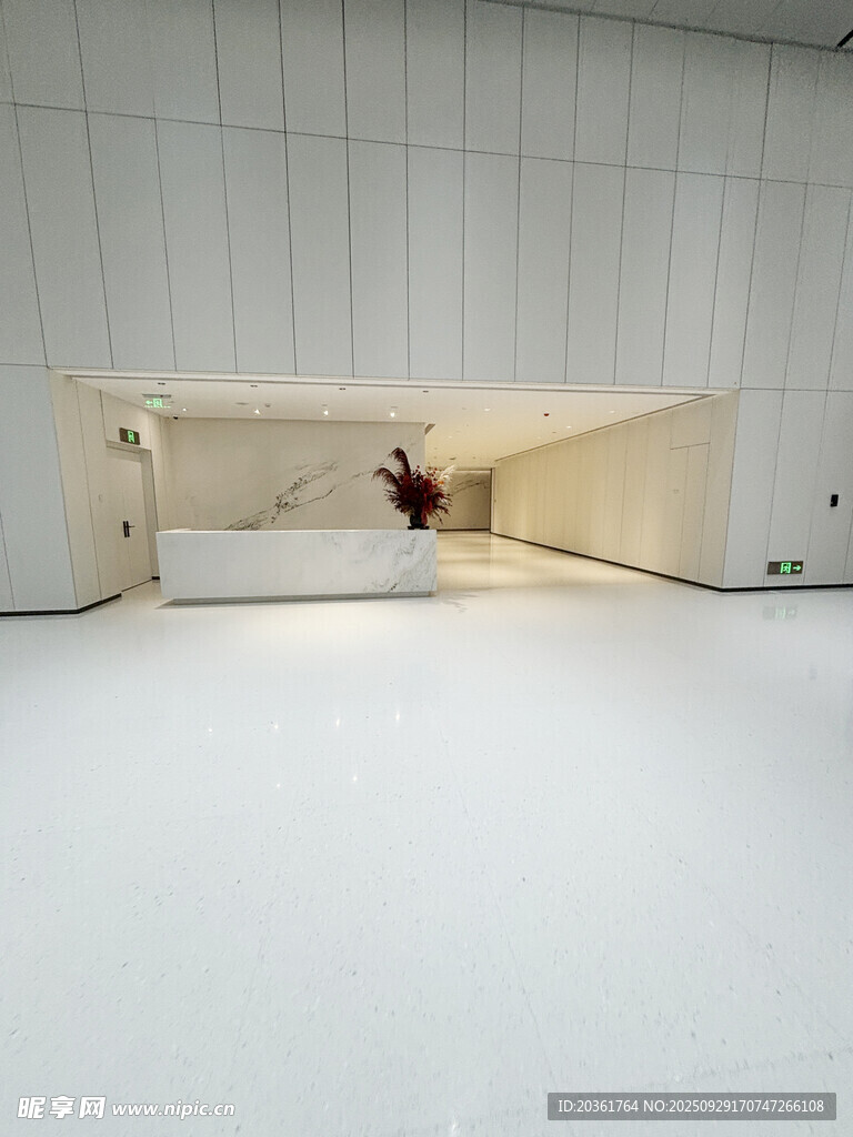 室內(nèi)空曠空間中的人物場景