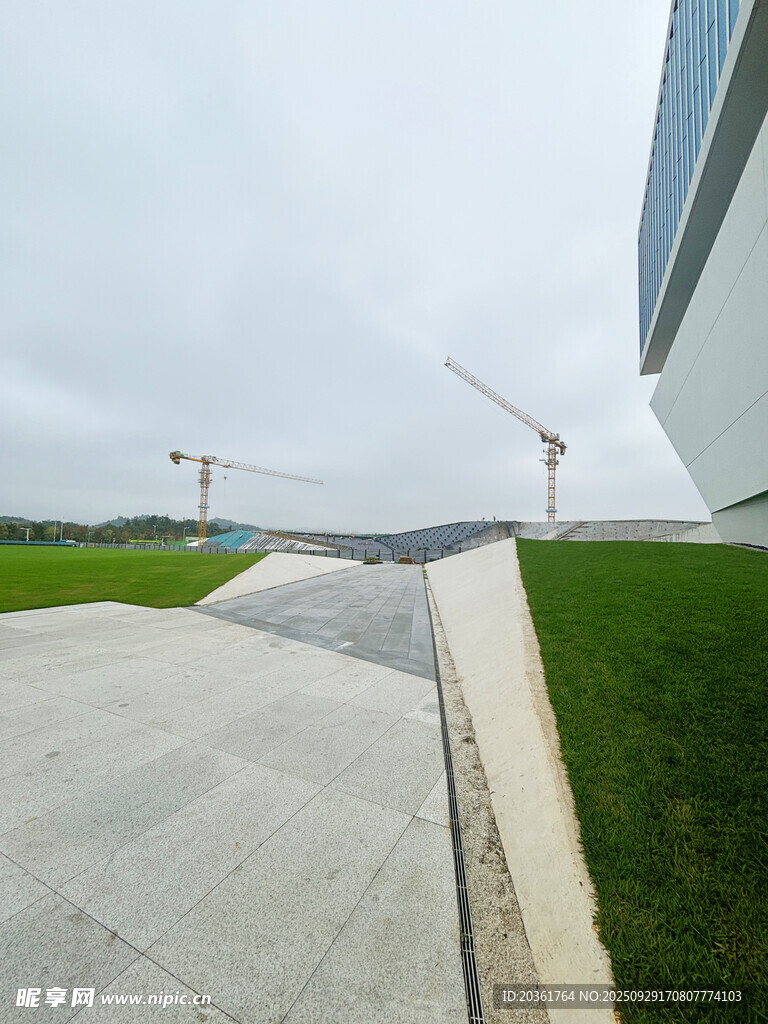 現(xiàn)代建筑旁的開闊戶外場景