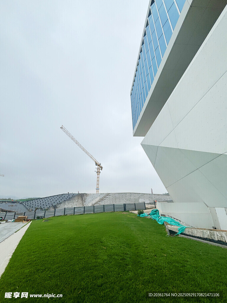 現(xiàn)代建筑旁的翠綠草坪