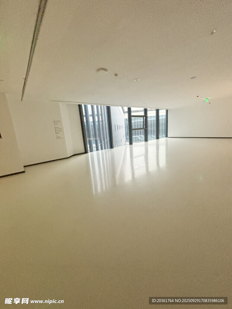 空曠明亮的室內(nèi)空間場景