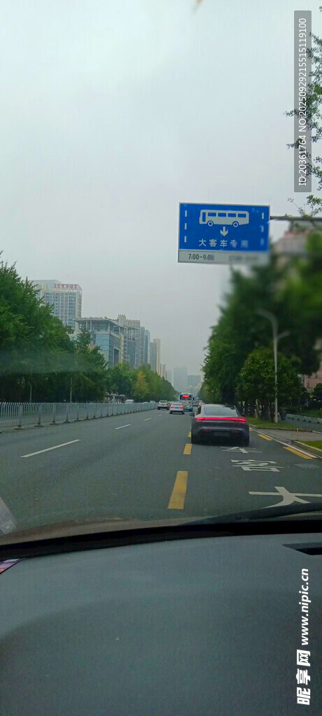 車內(nèi)視角的道路行駛畫面