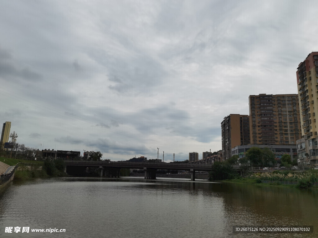 河畔城市景觀陰云密布