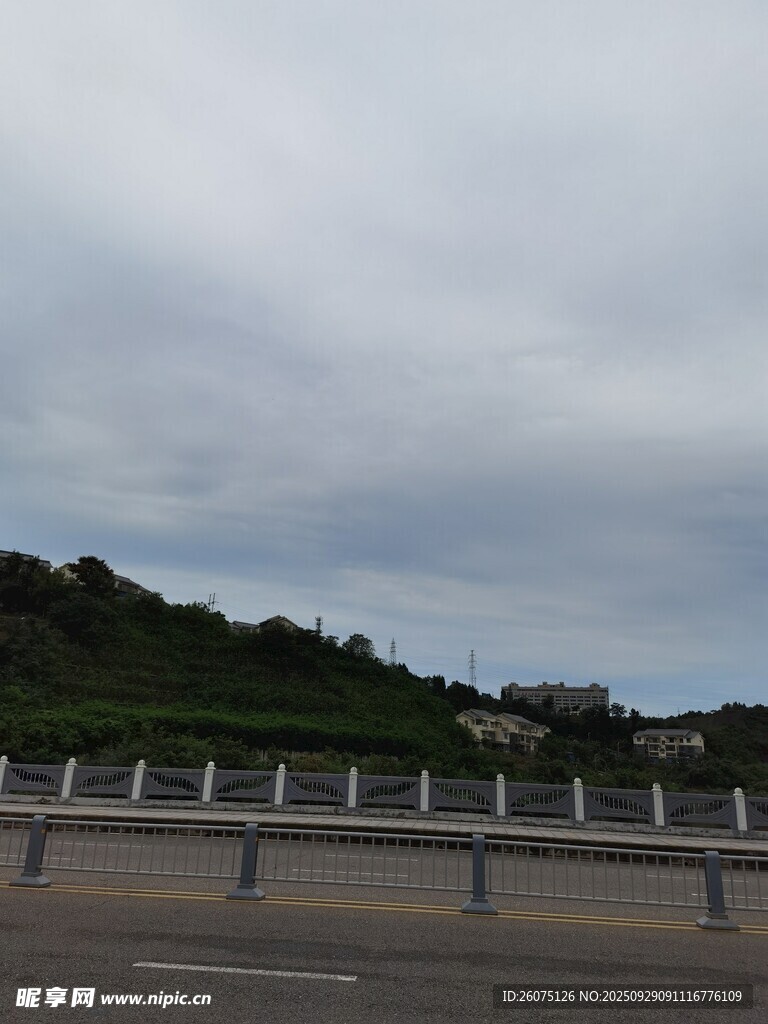 公路旁的起伏山巒與護(hù)欄