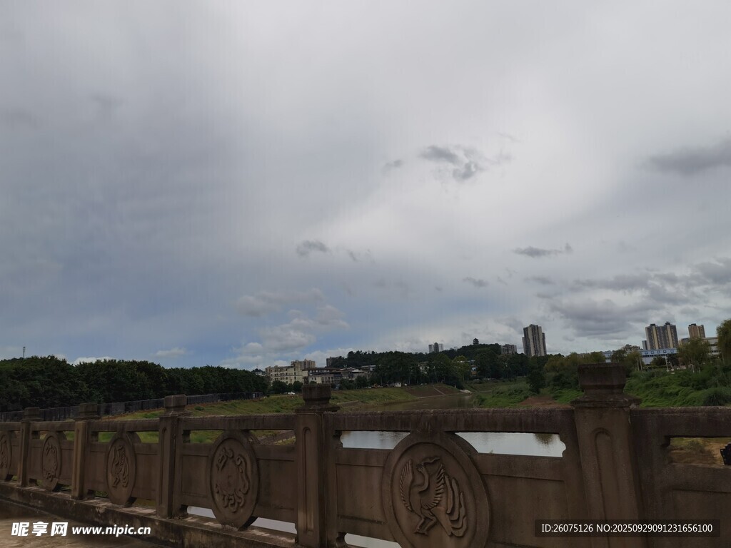陰天河畔圍欄處風(fēng)景