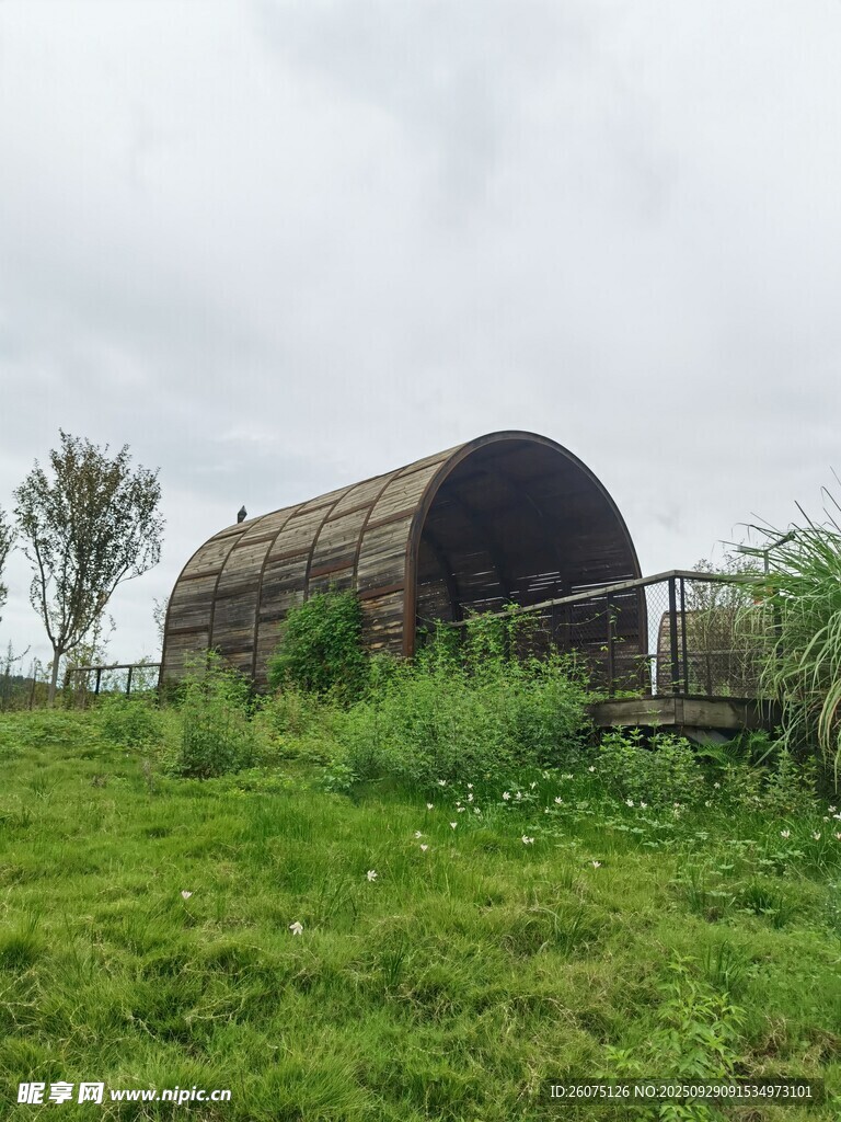 田野中的拱形小屋