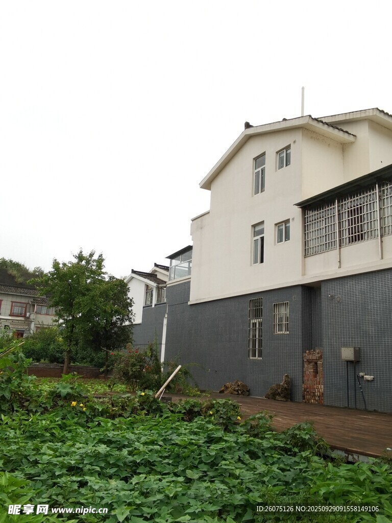 田園旁的兩層住宅
