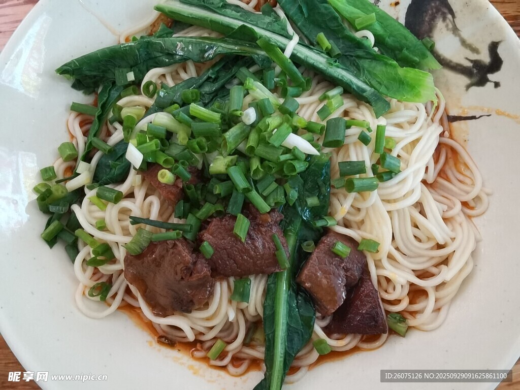 美味牛肉青菜面條