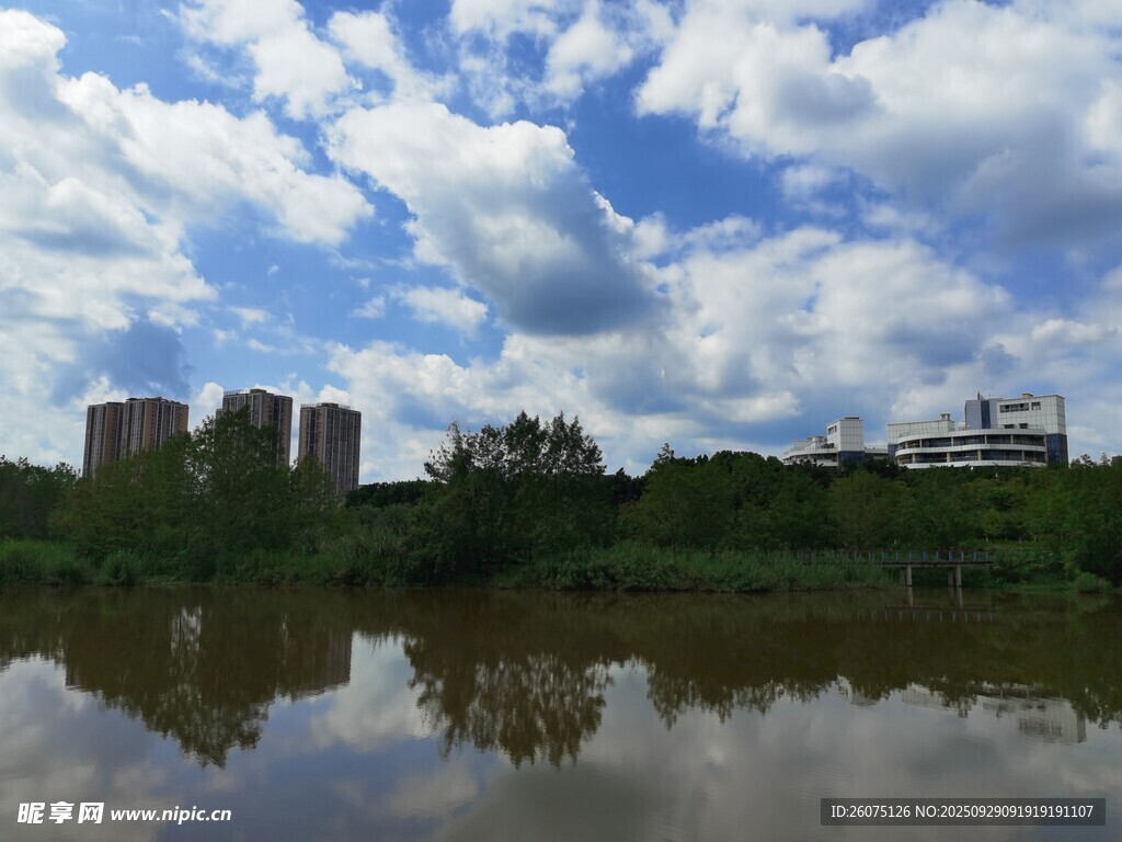 湖畔城市風光云影倒映