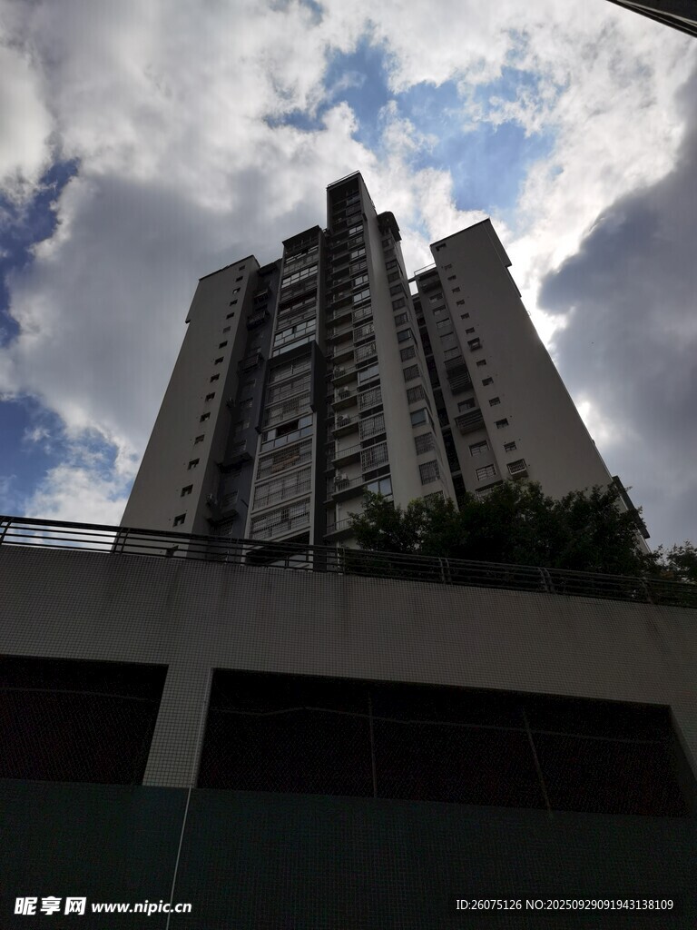 高樓聳立與多云天空