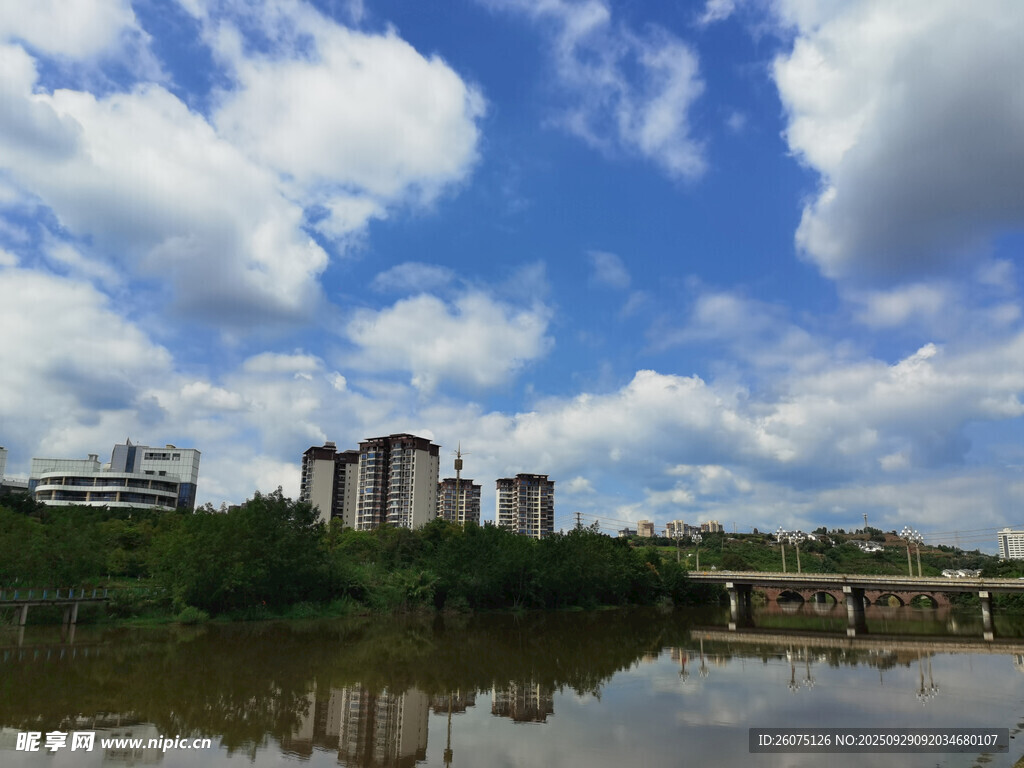 河畔城市風(fēng)光藍(lán)天白云相伴