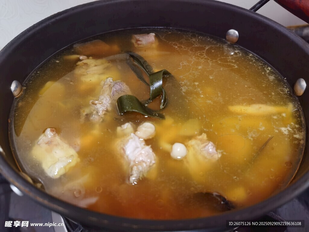 美味黃澄澄的一鍋魚湯