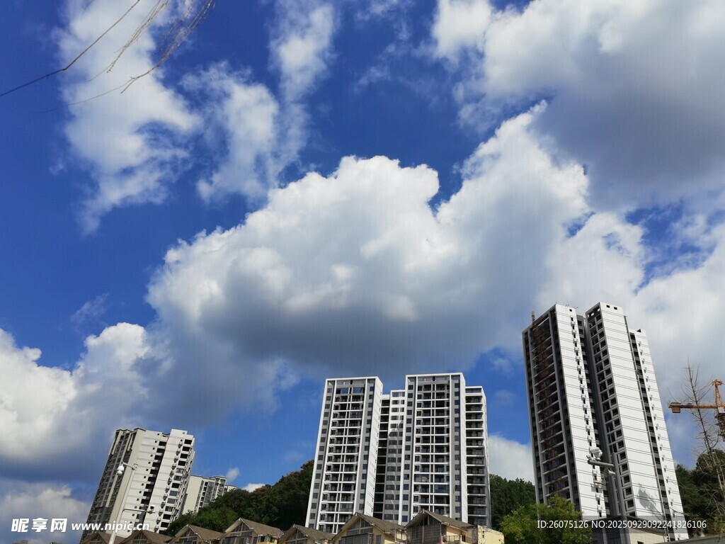 藍(lán)天白云下的城市高樓