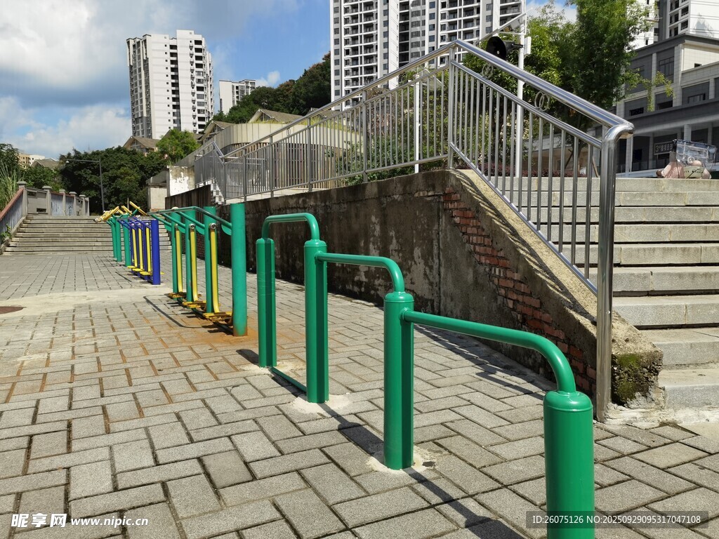 戶外綠色健身器材與城市景觀