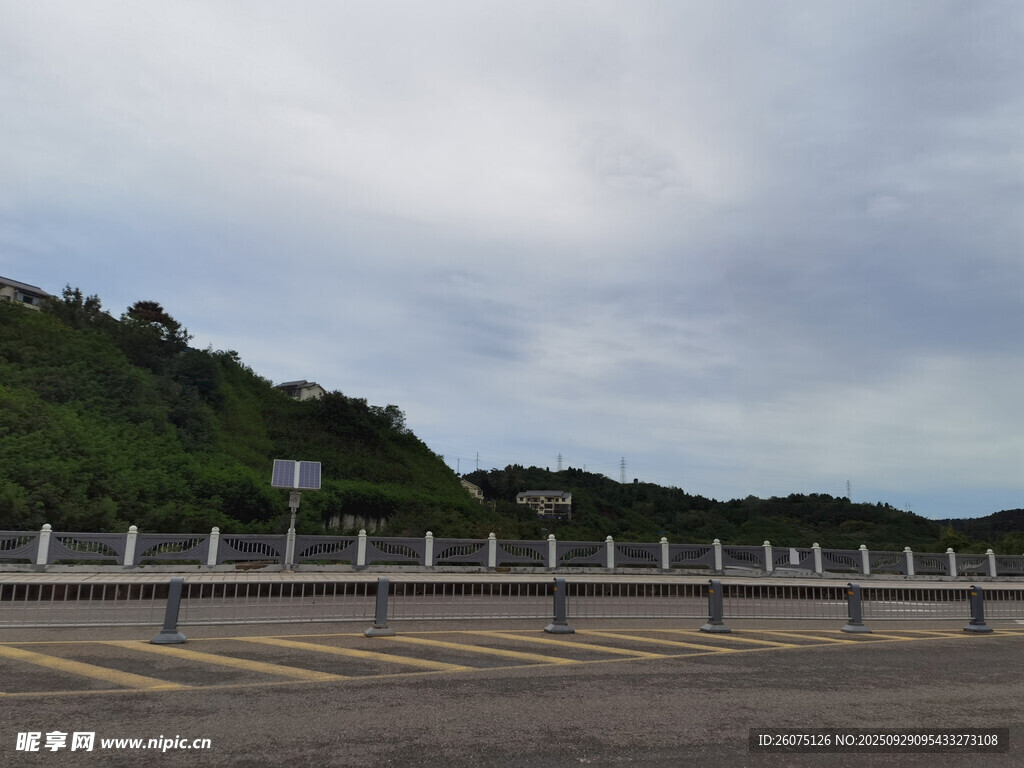 空曠停車場與遠(yuǎn)處青山