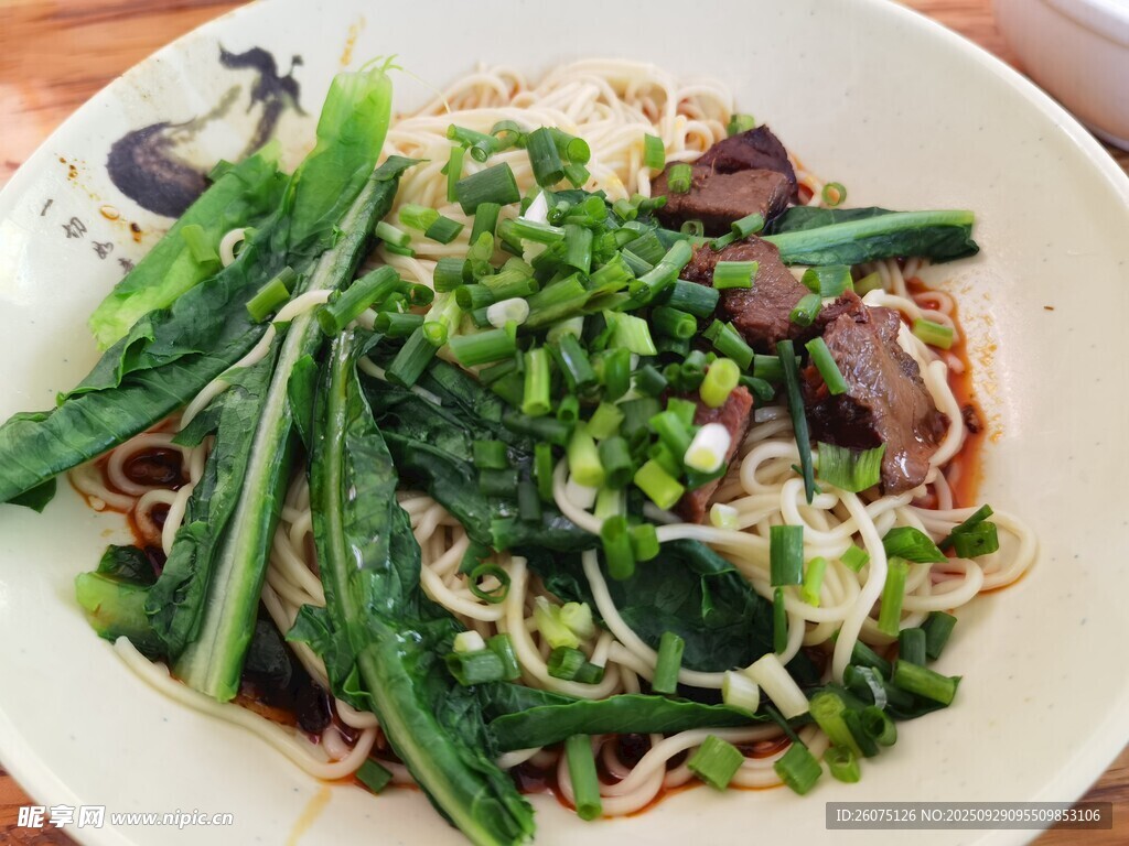 美味蔥花牛肉拌面