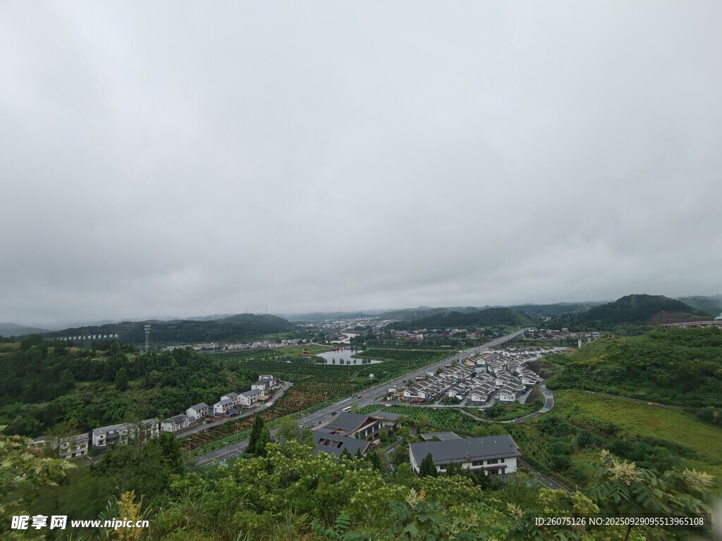 俯瞰山間城鎮(zhèn)與停車場