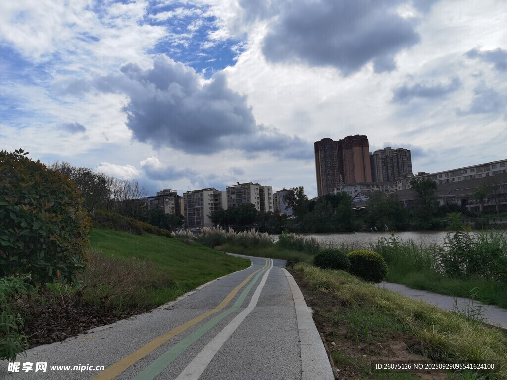 城郊道路風景