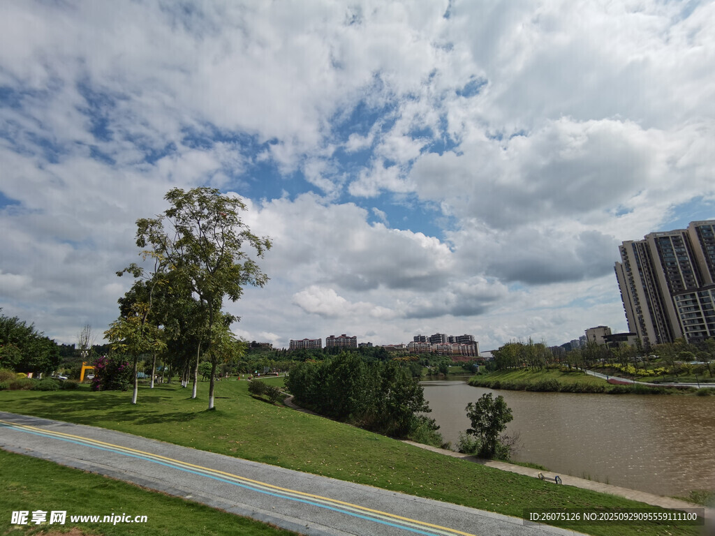 河畔綠地與城市建筑風景