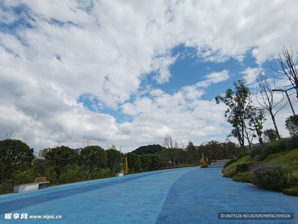 藍(lán)色步道與藍(lán)天白云美景