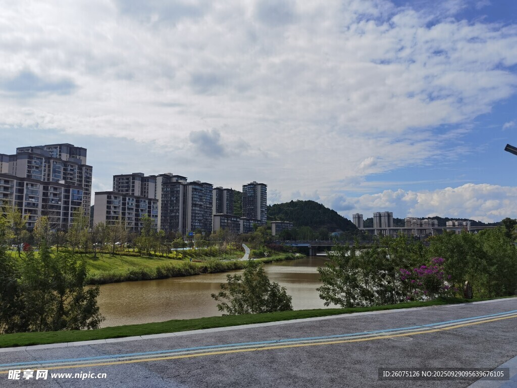 城市河畔的現(xiàn)代建筑景觀