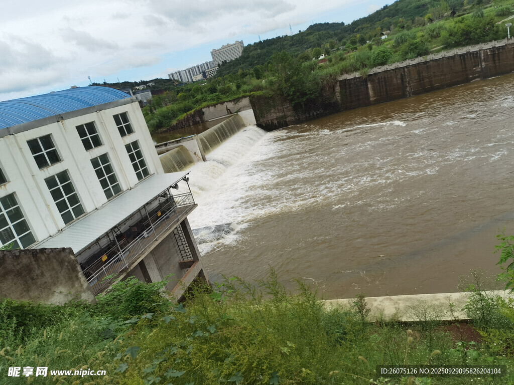 大壩旁建筑與湍急水流