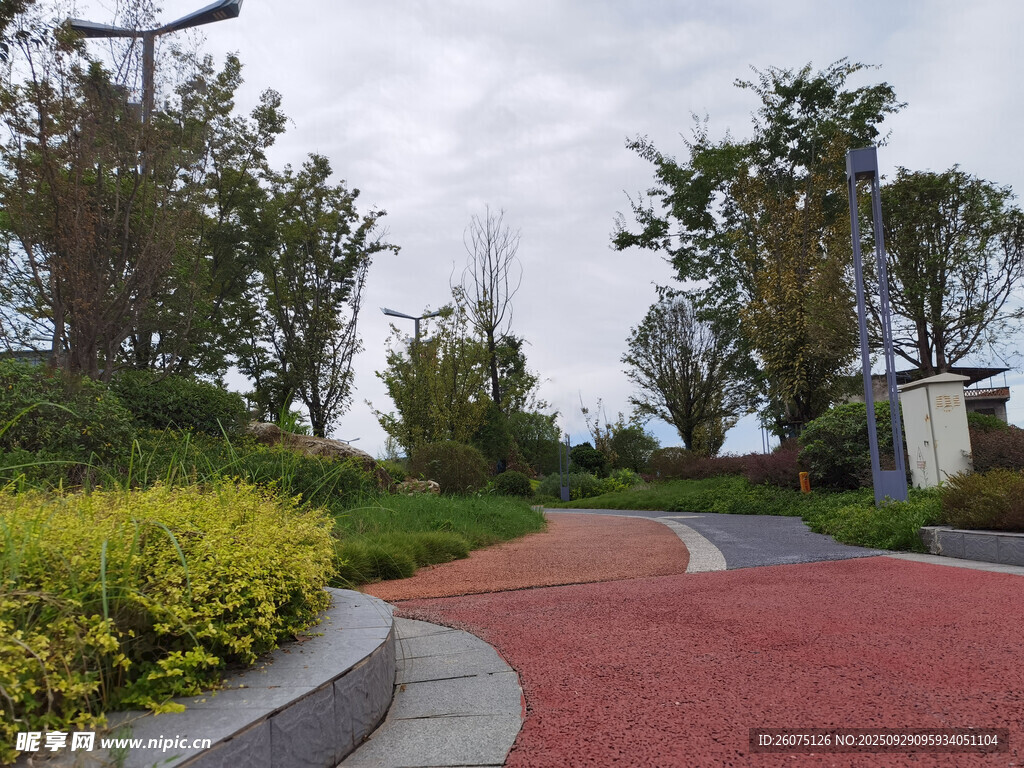 城市公園中的紅色步道景觀