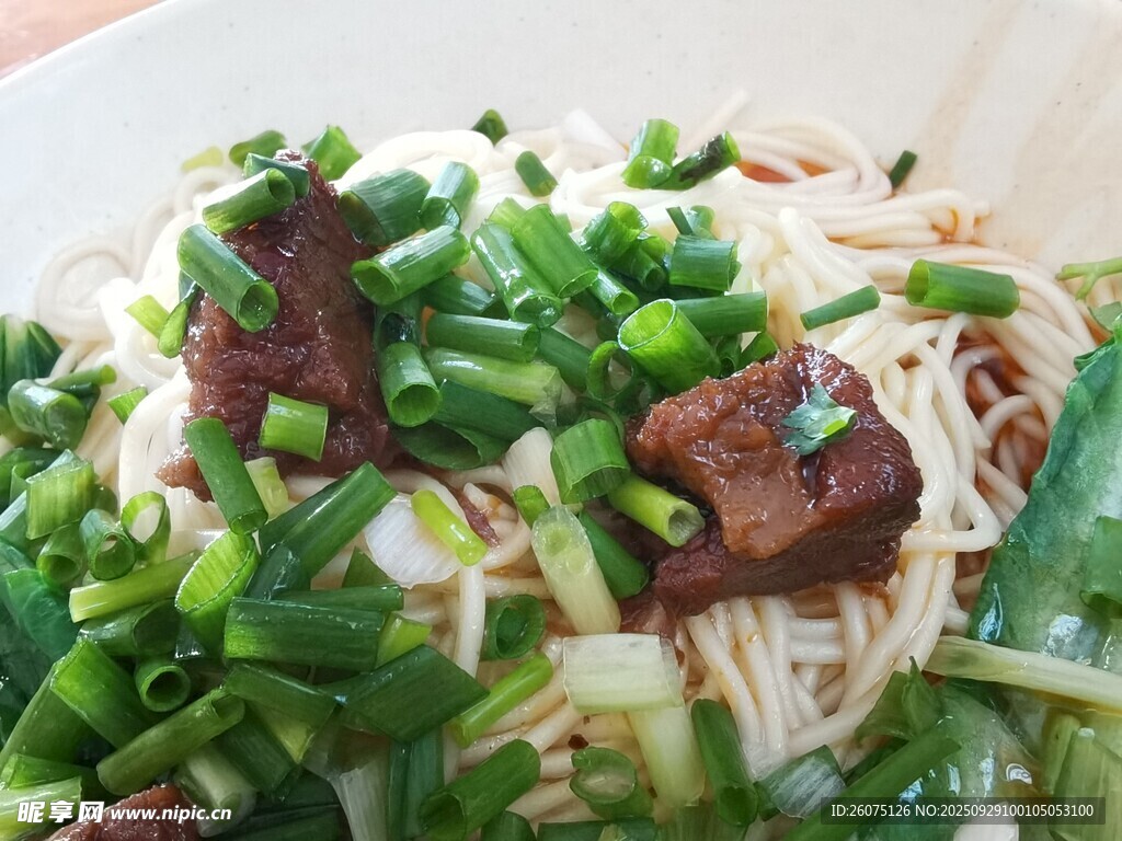 蔥花牛肉拌面
