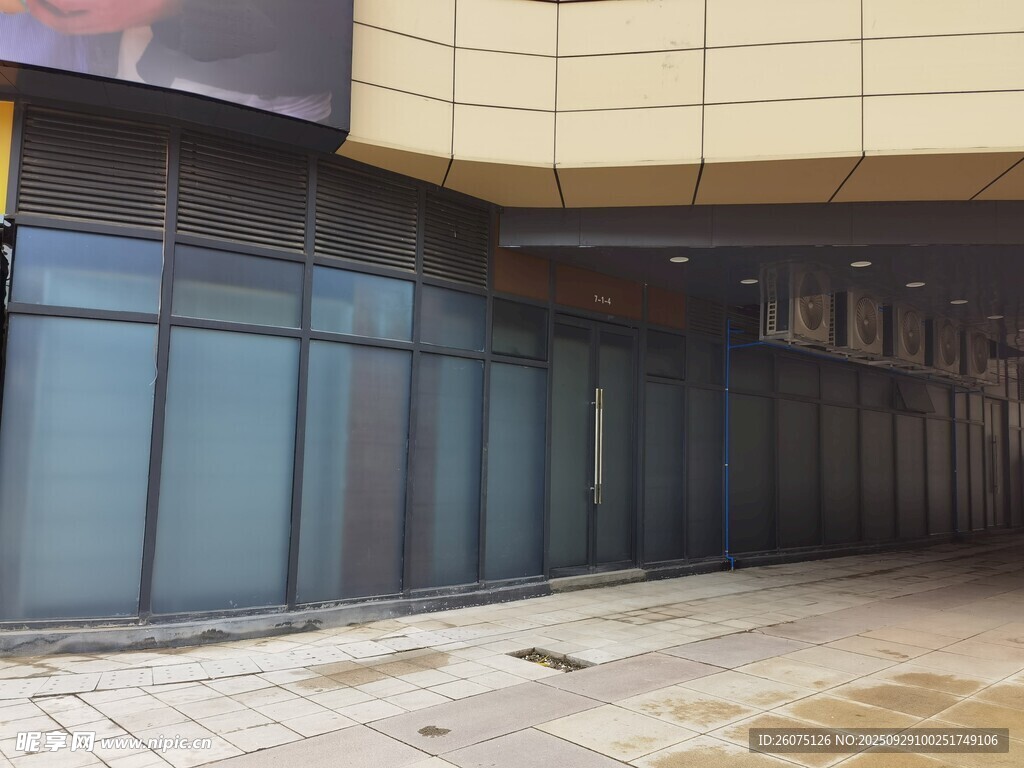 城市街道旁的封閉商鋪門(mén)面