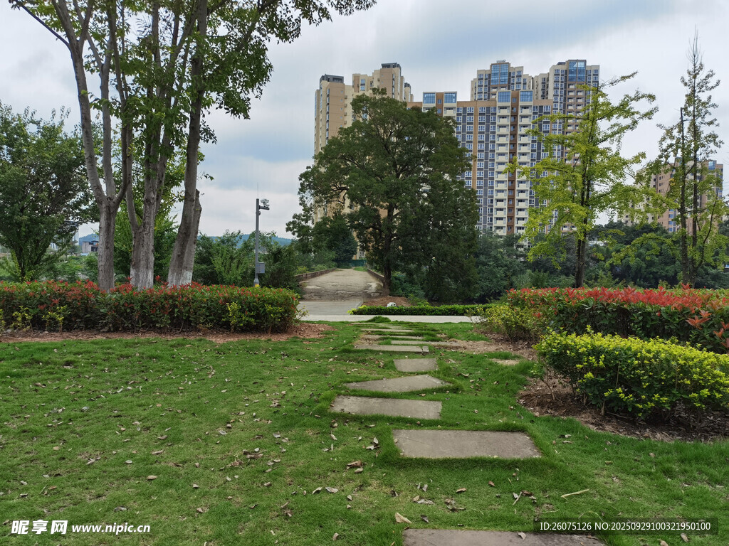 城市中靜謐的石板小徑花園