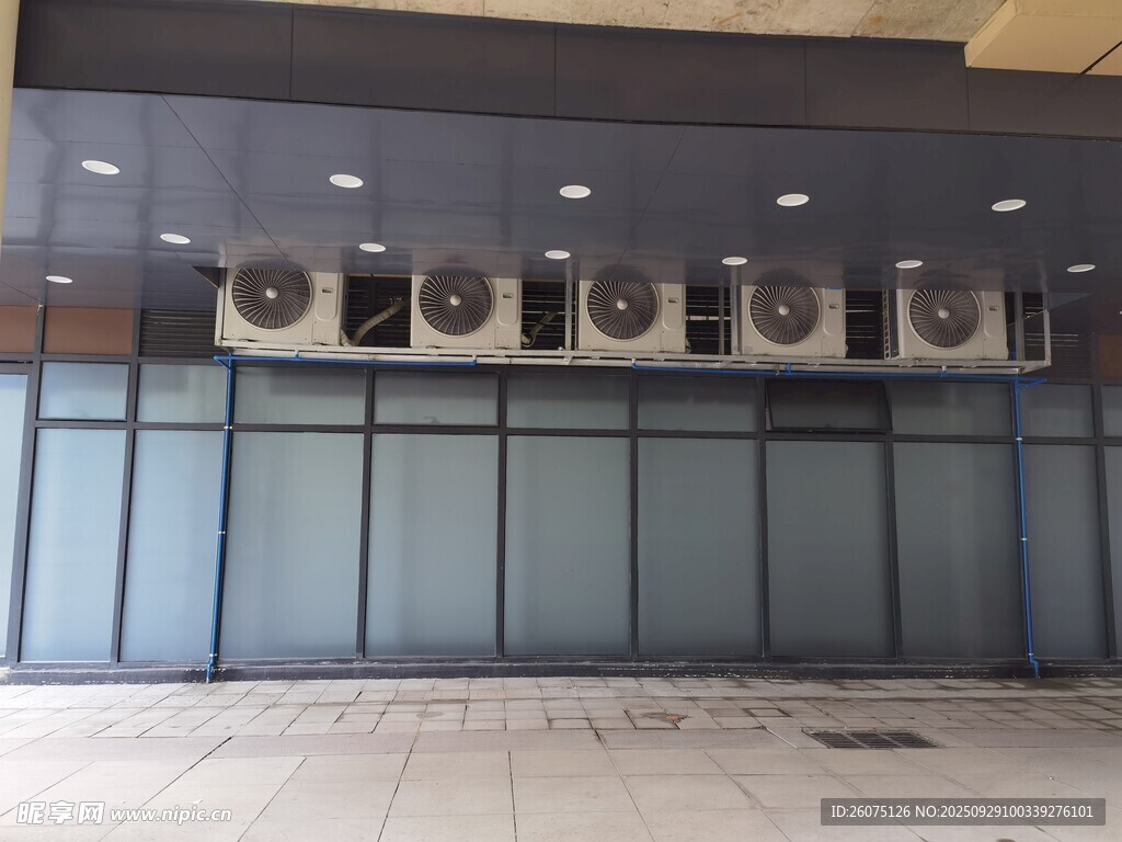 一排空調(diào)外機(jī)安裝于墻面