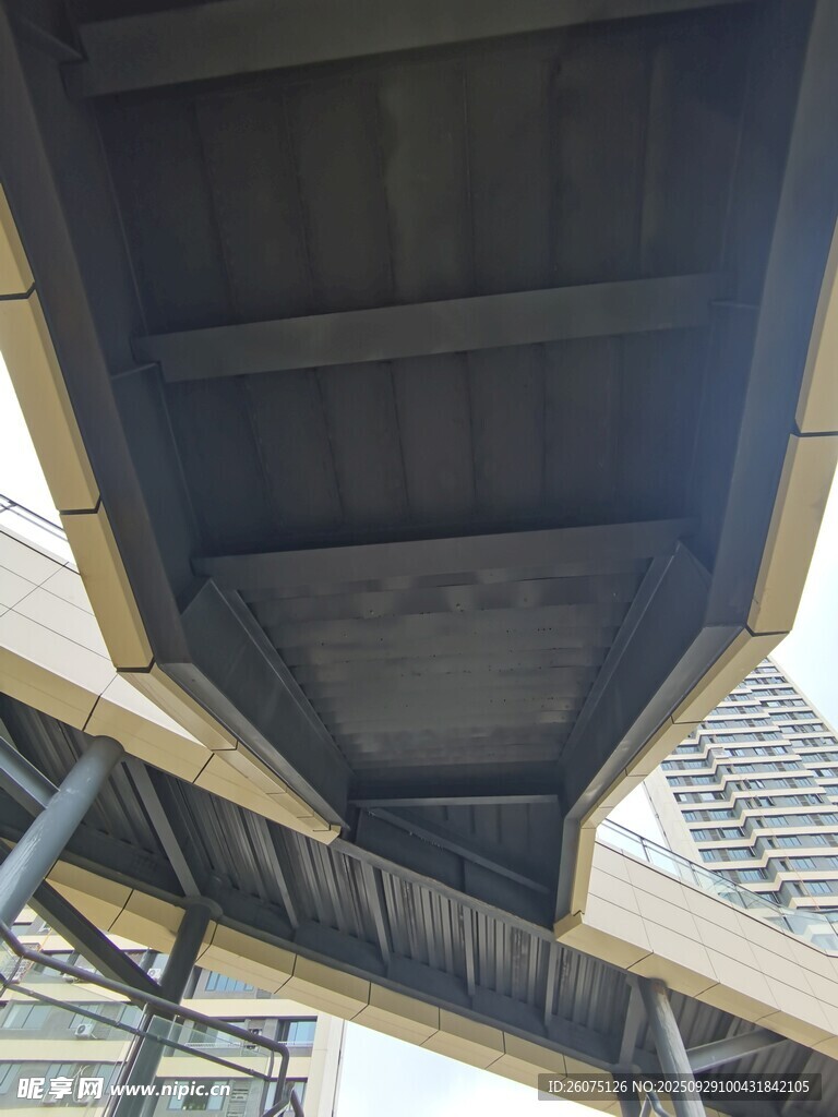仰視橋梁底部結(jié)構(gòu)