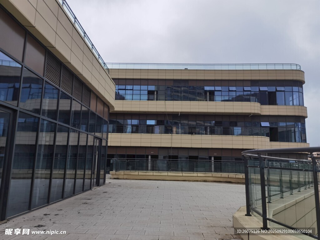 現(xiàn)代風格多層辦公建筑外觀