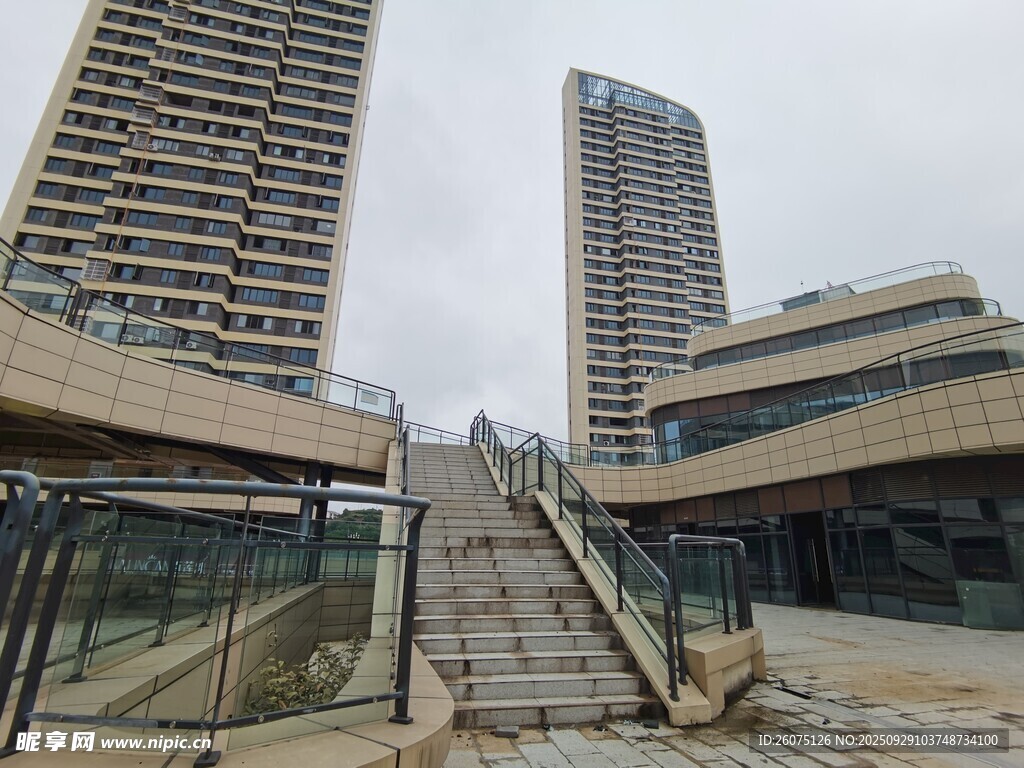 城市中階梯旁的高樓景觀