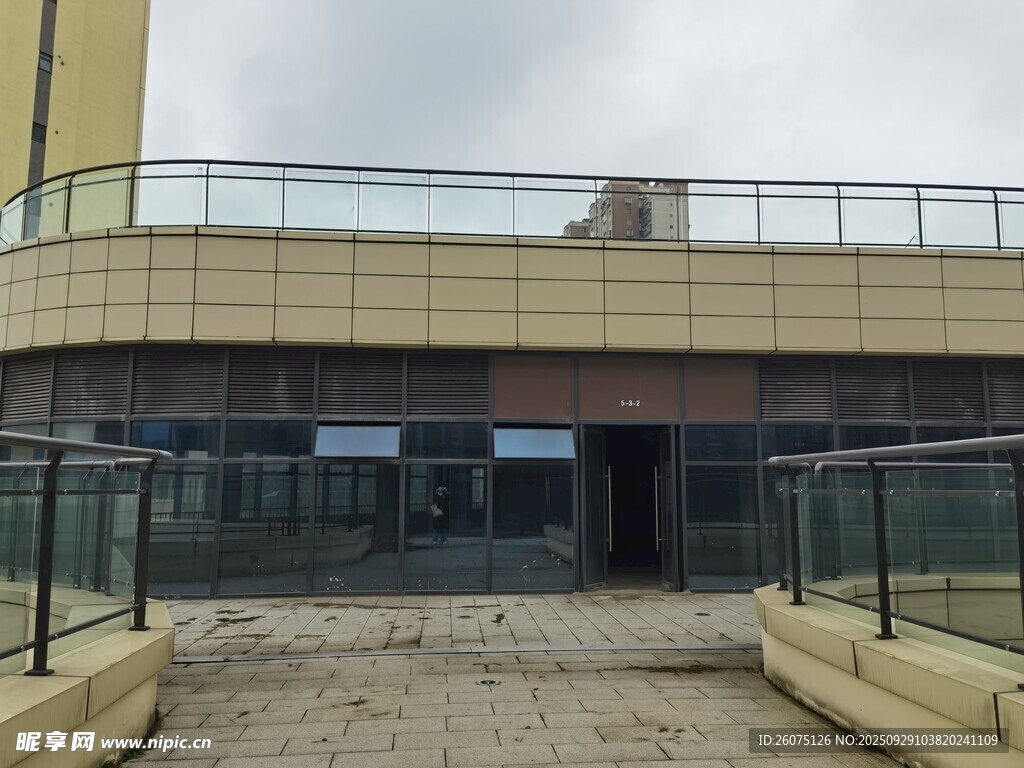 現(xiàn)代建筑露臺(tái)外觀