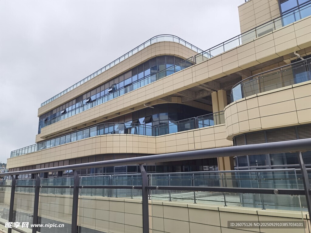 現代風格多層建筑外觀