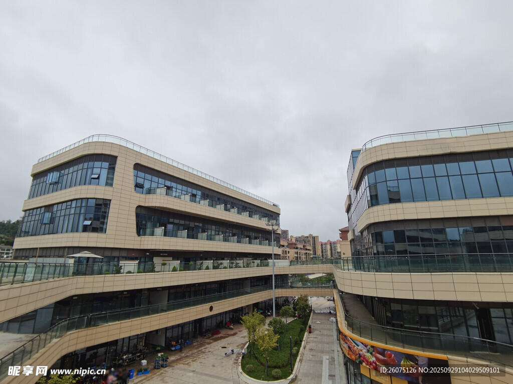 現(xiàn)代風(fēng)格多層校園建筑景觀