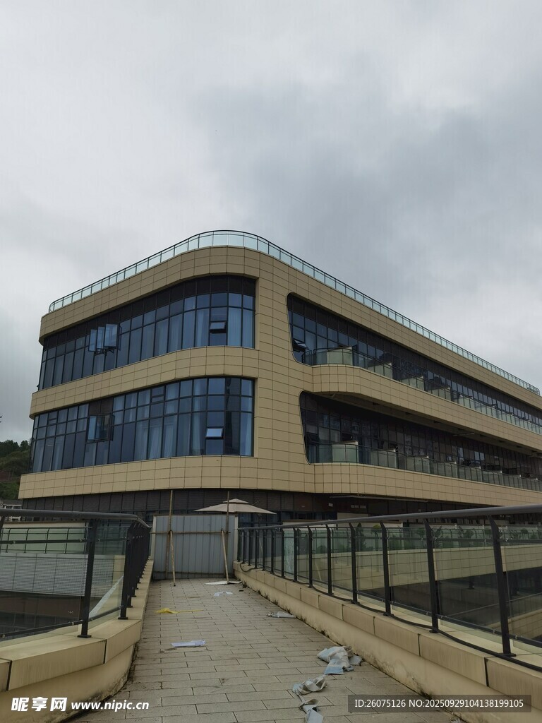 現(xiàn)代風(fēng)格多層建筑外觀