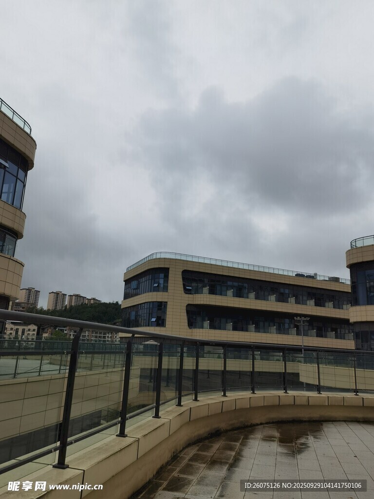 校園建筑與圍欄景觀